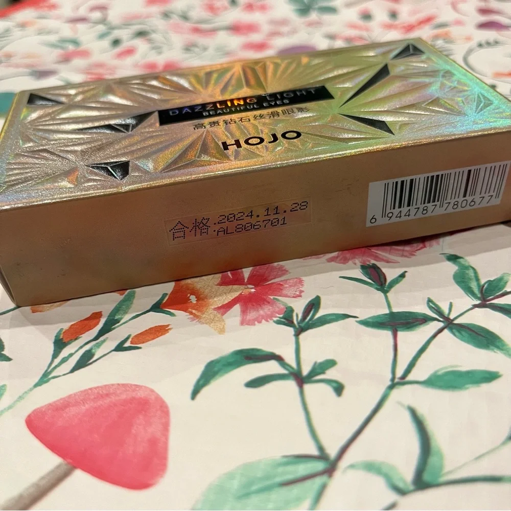 Gold Eyeshadow Palette with Bright and Neutral Colors